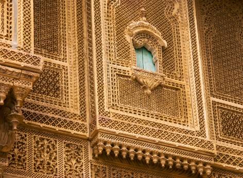 Ornate_sandstone_carved_walls_in_the_womens_palace_of_Jaisalmer_Rajasthan-1.jpg