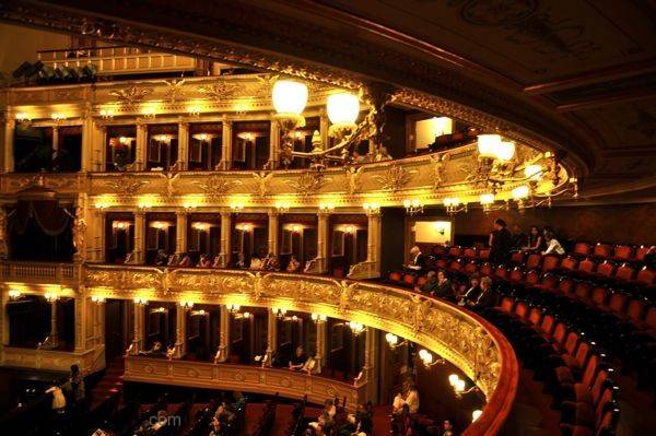 prague-national-theater-balcony1.jpg